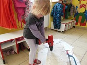 Šroubujeme, zatloukáme, vrtáme a řežeme -polytechnika ve školce